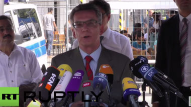 De Maiziere besucht Flüchtlinge: Wir brauchen mehr Personal für „drastischen Anstieg der Asylanträge"