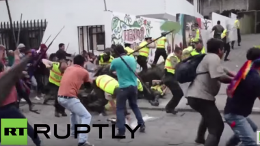 Ecuador: Mit Speeren und Lanzen bewaffnet – Polizei muss vor indigenen Demonstranten fliehen