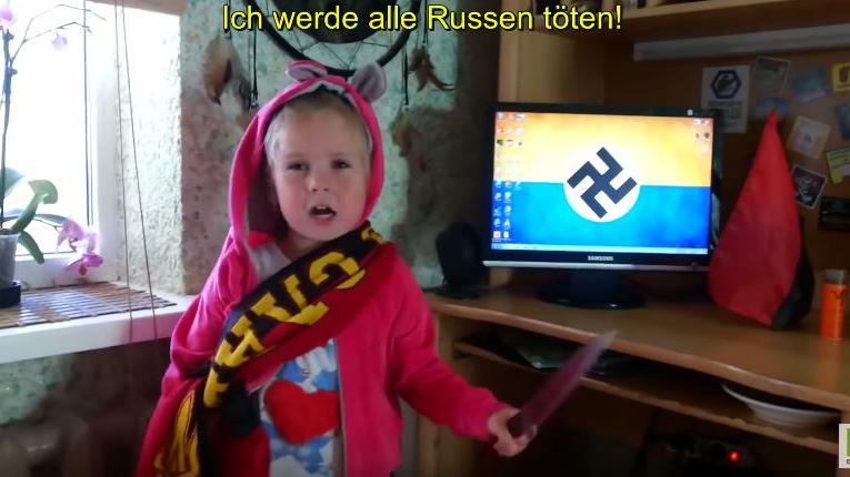 Ukrainisches Kleinkind mit Küchenmesser im Hassvideo: "Asow wird helfen und ich werde alle Russen töten"