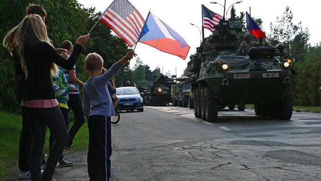 “Bereit, wenn wir gebraucht werden” - 100 US-Kampffahrzeuge auf Werbetour von Deutschland nach Ungarn