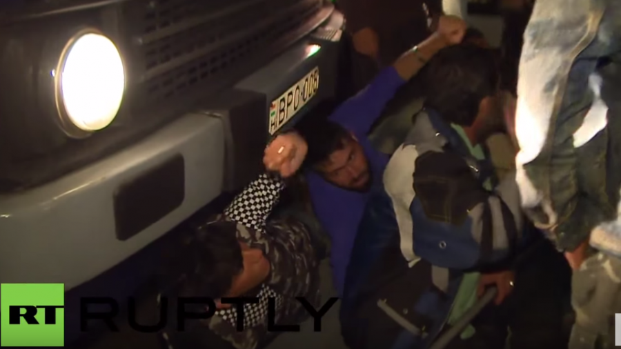 Ungarn: Dutzende blockieren Transporte ins Flüchtlingslager von Rözske