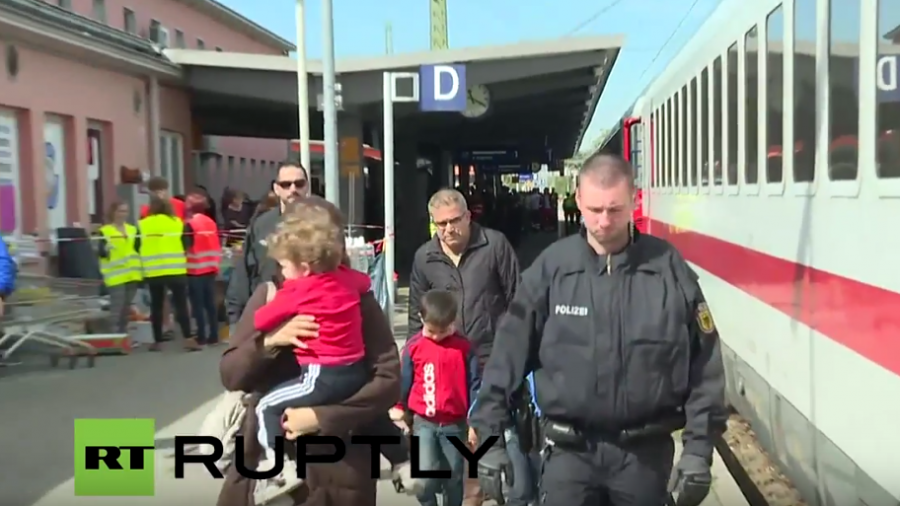 Live: Mehr Flüchtlinge erreichen die deutsch-österreichische Grenze