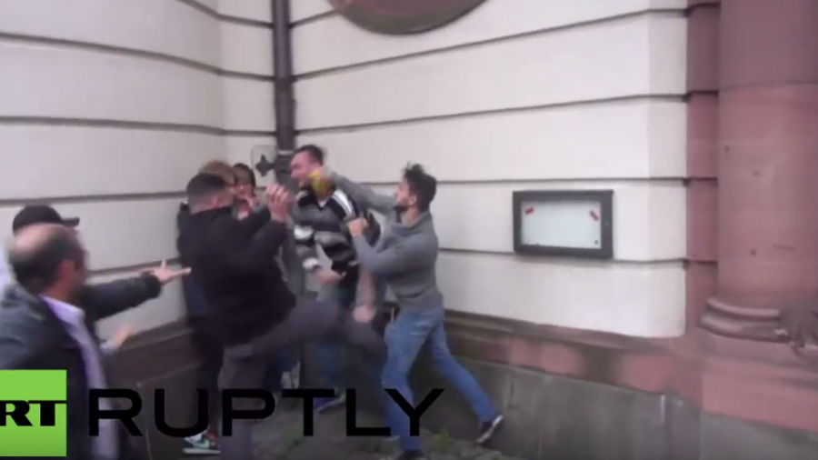 Frankfurt: Kurden und Türken prallen zusammen - Schlägereien, Verhaftungen und viel Pfefferspray