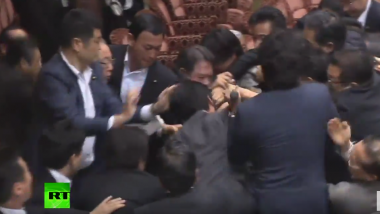 Japan: Ende des Pazifismus? Debatte führt zu Rangeleien und Zusammenstößen im Parlament