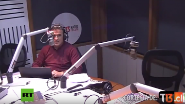 Workaholic oder professionell? - Draußen ein Erdbeben der Stärke 8,3 und er moderiert seine Show