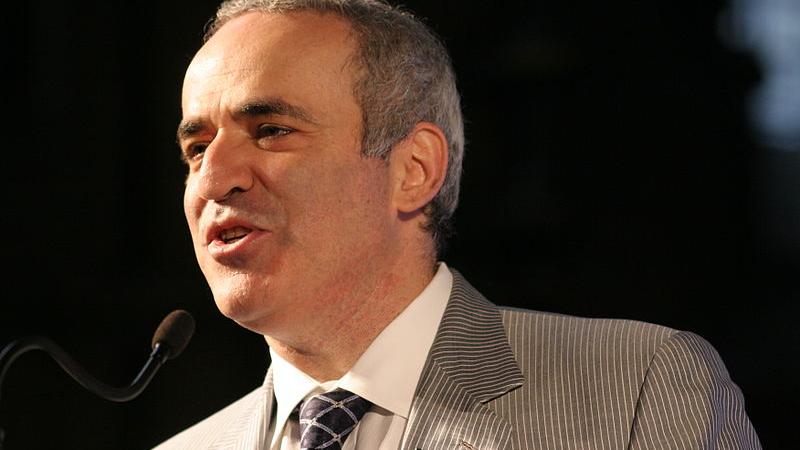 „Wie kann man Putin stoppen?“ - Schwarz gegen Weiß mit Herrn Kasparov