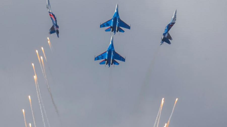 Russische Luftwaffe bombardiert sechs Stellungen in Syrien - Zerstörung von Bomben-Fabrik und Kommandozentrale