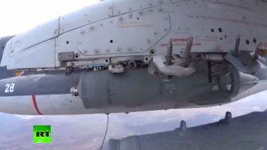 Russische Su-25 wirft 250kg Freifallbomben auf IS-Stellungen in Syrien ab