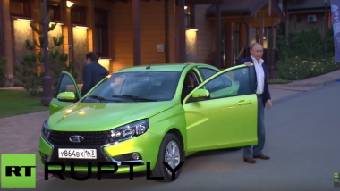 Am Rande des Waldai-Forums gönnt sich Putin eine Spritztour im neuen Lada und fährt zu schnell