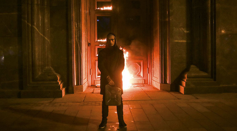 „Gegen Staatsterror“ - Konzeptkünstler Pawlenski setzt Eingang des FSB-Hauptgebäudes in Flammen