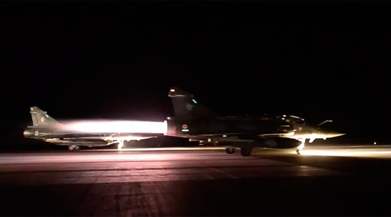 Frankreich fliegt massive Luftangriffe gegen den "Islamischen Staat" in Syrien