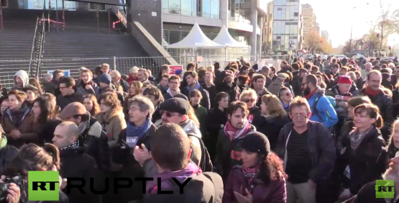 Live: Demonstration in Solidarität mit Flüchtlingen und gegen Rassismus in Paris