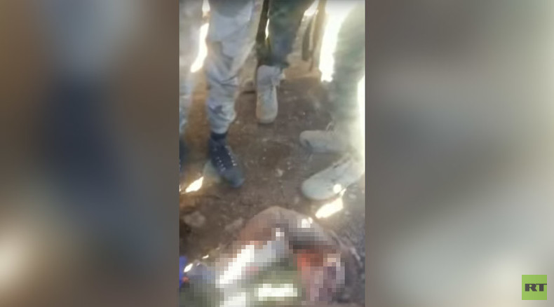Verstörendes Bildmaterial: Russischer Kampfpilot umzingelt von syrischen FSA-Milizen