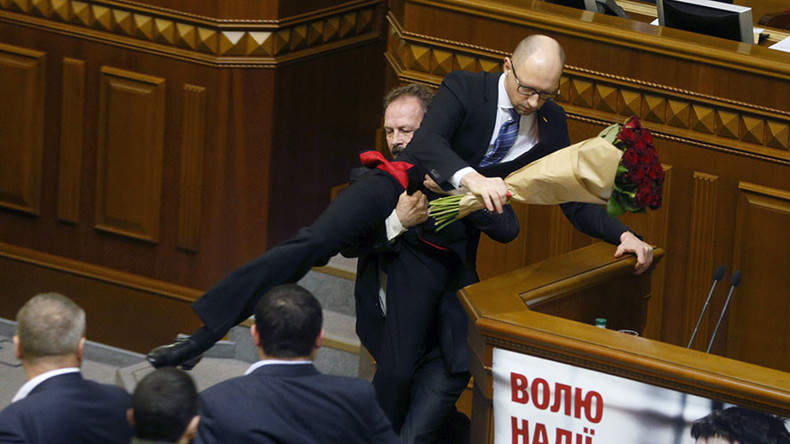 Ukrainische Demokratie in der Rada - Wie sie lebt und schlägt (auf Jazenjuk)