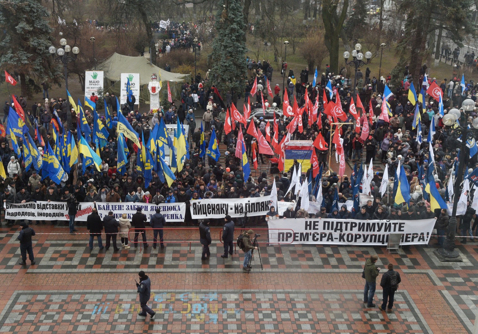 Ukrainische Demokratie in der Rada - Wie sie lebt und schlägt (auf Jazenjuk)