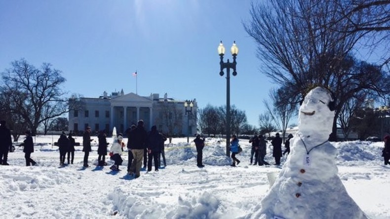 Edward Snowden schafft es zum Weißen Haus... als Schneemann - SNOWman
