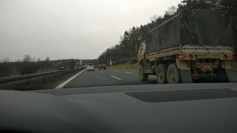 Augenzeuge zu RT Deutsch: Militärkolonne aus 50 LKWs ohne Hoheits-Kennzeichen bei Dresden unterwegs