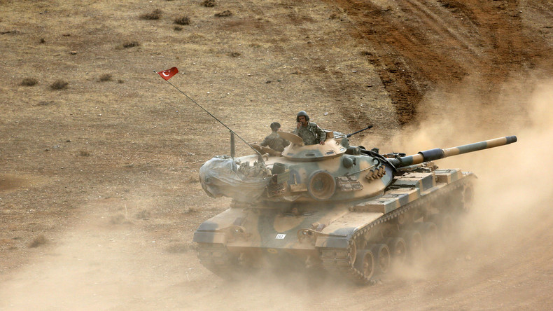 Videobeweis: Ankara richtet Aufmarschgebiete mit schwerem Militärgerät an syrischer Grenze ein