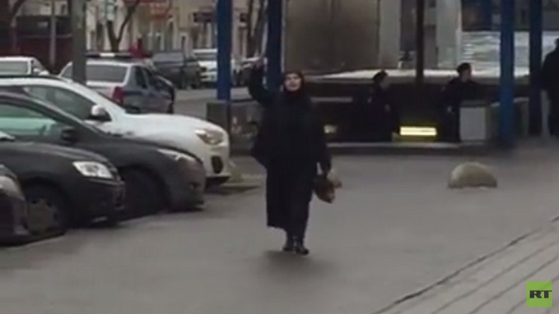 Verbrechen in Moskau: Schwarz verschleierte Frau köpft Kind und droht sich in die Luft zu sprengen