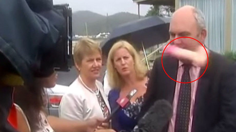 Volltreffer: Anti-TPP-Aktivistin wirft Dildo ins Gesicht von neuseeländischem Minister