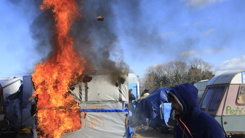 RT Deutsch-Bildergalerie: Der "Dschungel von Calais" in Flammen