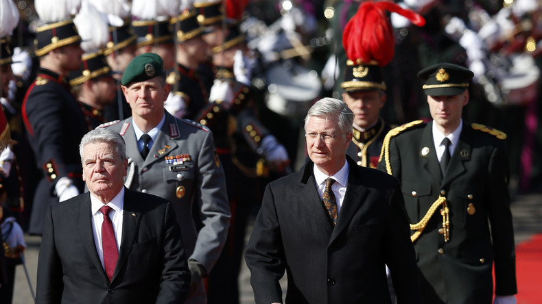 Panik in Brüssel: Bundespräsident Gauck fliegt mit F16-Kampfflugzeugen ein