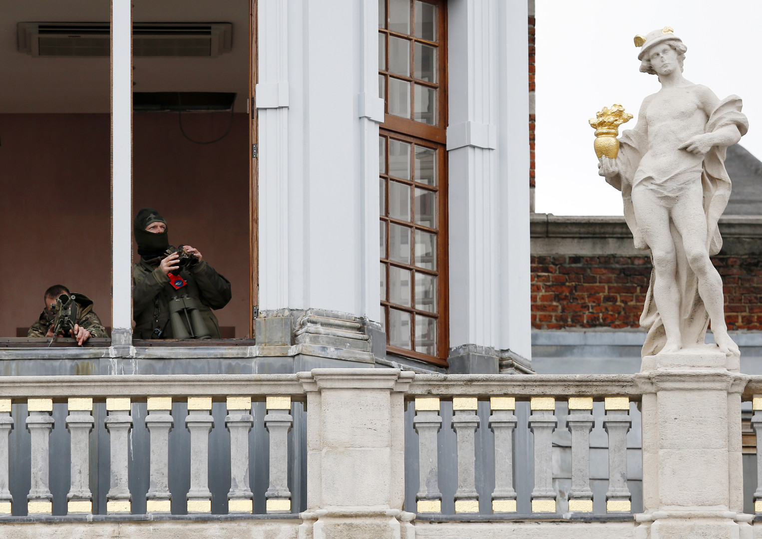 Panik in Brüssel: Bundespräsident Gauck fliegt mit F16-Kampfflugzeugen ein