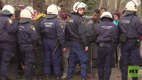 LIVE: Hunderte Flüchtende versuchen in Chamilo den Grenzfluss nach Mazedonien zu überqueren