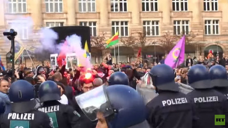 Zusammenstöße bei bundesweiten Demonstrationen von Pro-Erdogan und pro-kurdischen Anhängern