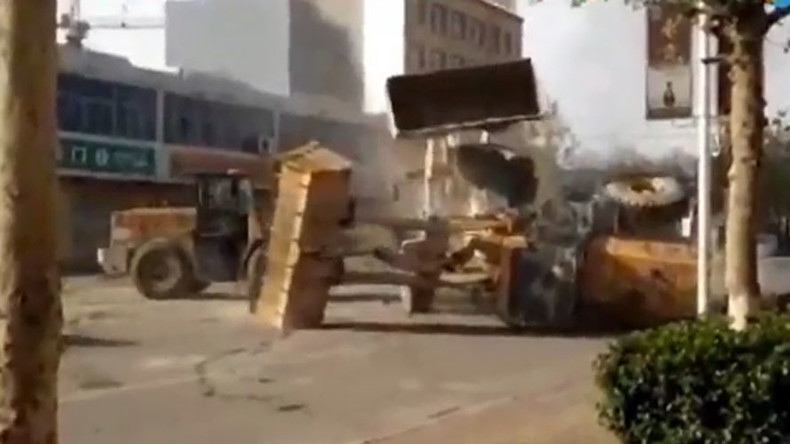 Ungewöhnlicher Straßenkampf in China: Arbeiter gehen in Bulldozern aufeinander los