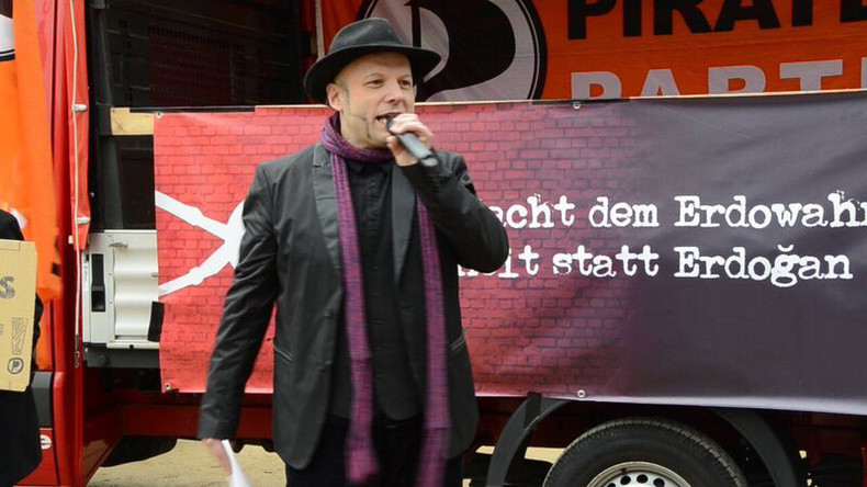 Aus Böhmermann-Gedicht zitiert - Berliner Piratenchef vor türkischer Botschaft festgenommen