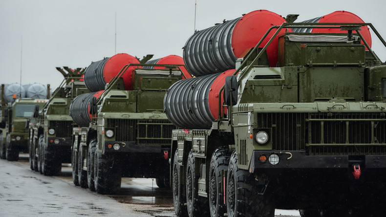 Russland und Indien unterzeichnen Vertrag zur Lieferung von Luftabwehrsystemen des Typs S-400