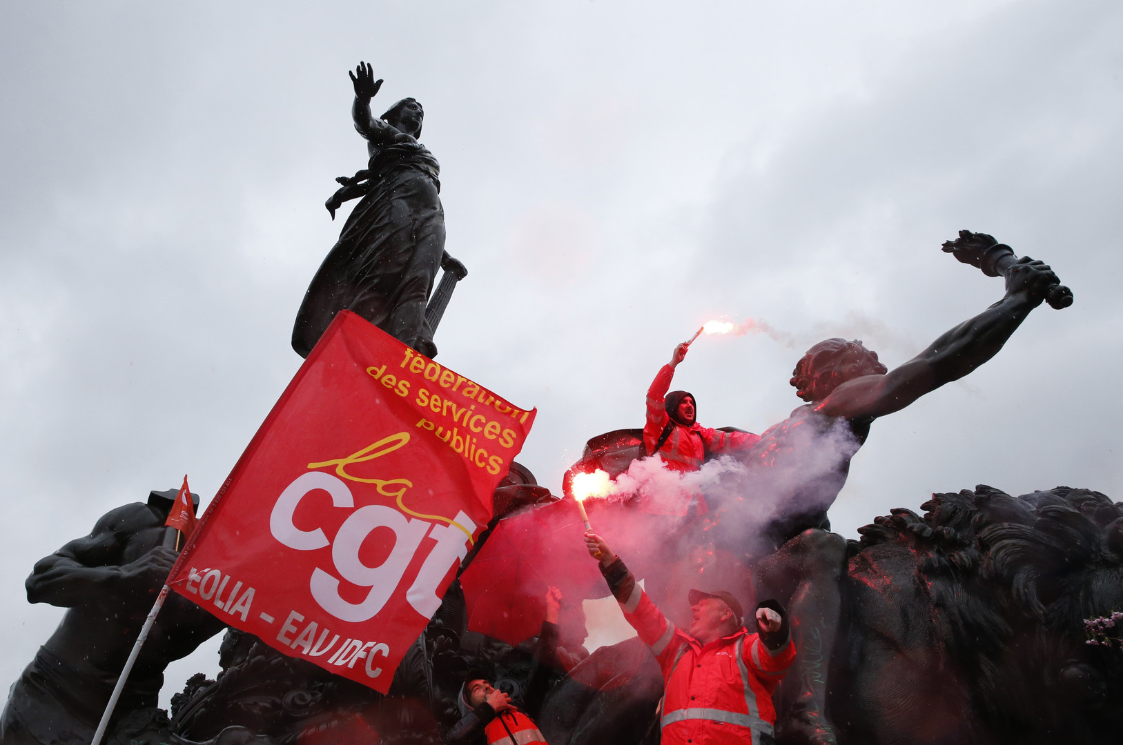 Massen-Proteste in Frankreich: "Euch gehört die Macht, uns gehört die Nacht"