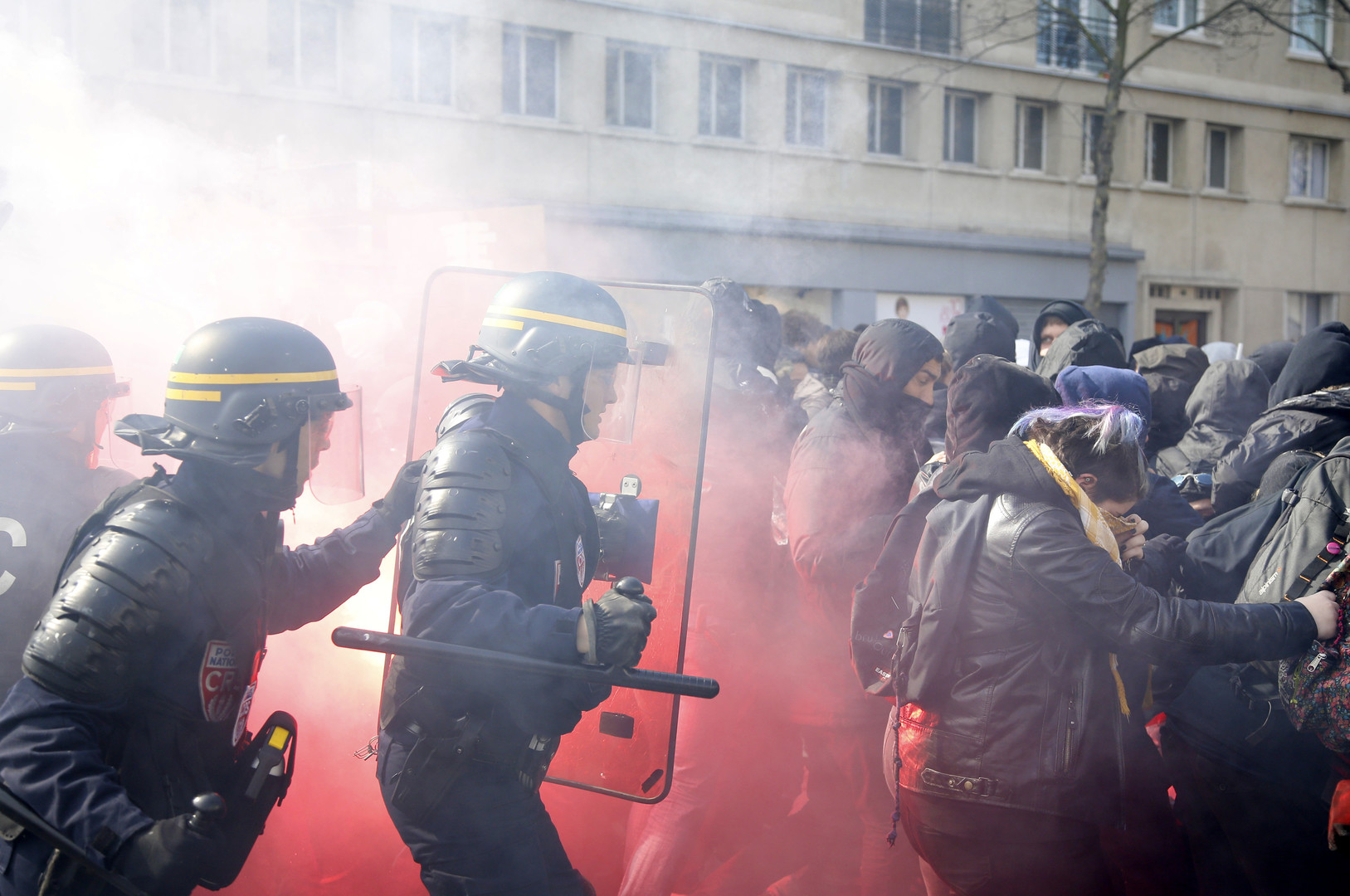 Massen-Proteste in Frankreich: "Euch gehört die Macht, uns gehört die Nacht"