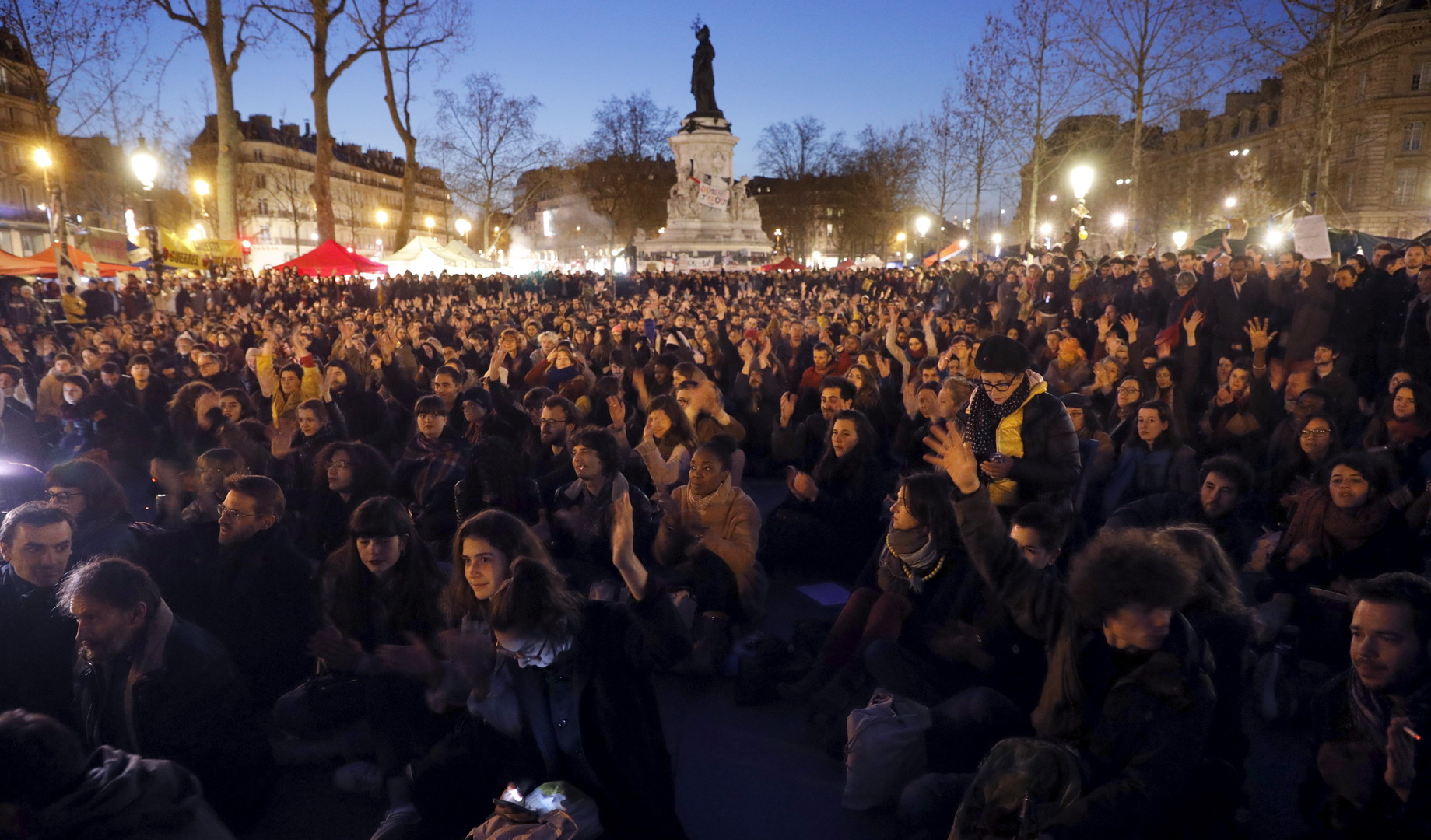 Massen-Proteste in Frankreich: "Euch gehört die Macht, uns gehört die Nacht"