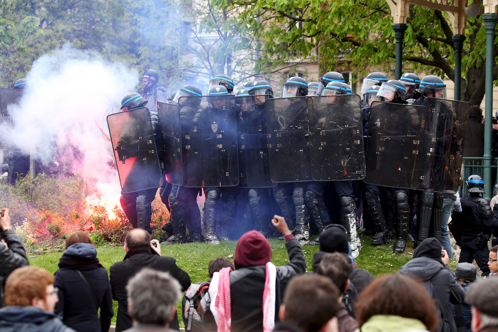 Massen-Proteste in Frankreich: "Euch gehört die Macht, uns gehört die Nacht"