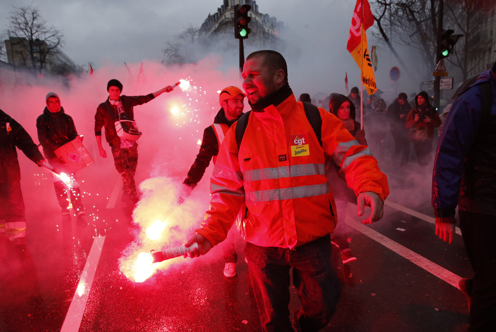 Massen-Proteste in Frankreich: "Euch gehört die Macht, uns gehört die Nacht"