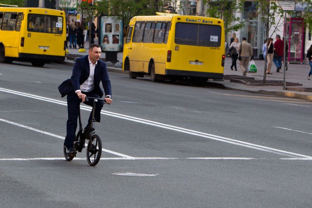 Witali Klitschko macht auf Hans-Christian Ströbele – und fällt hart...
