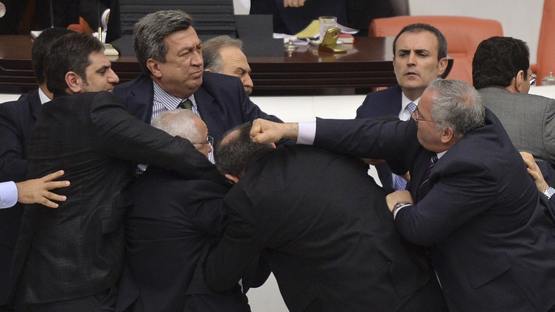 Türkische Regierung plant Entzug von Immunität für HDP-Abgeordnete - Massenschlägerei im Parlament