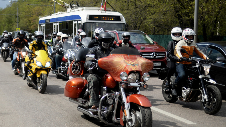 Fahrt der russischen "Nachtwölfe" nach Berlin: Brno empfängt die Biker mit Brot und Salz