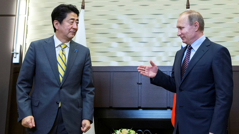 Gegen Willen der USA: Japans Premier besucht Russland um Beziehungen zu erneuern