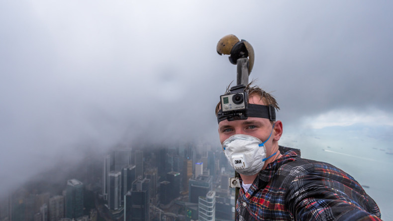 Roofing extreme: Gebäudekletterer Andrej Ciesielski in Hong Kong