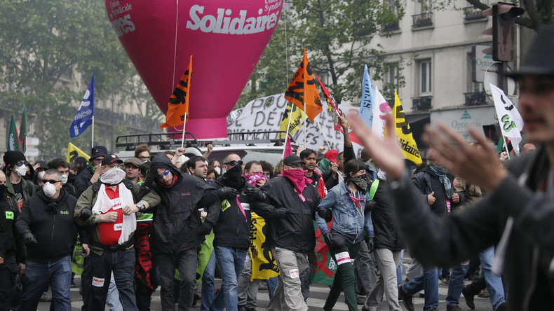 Proteste gegen Sozialabbau in Paris: Tränengas gegen Demonstranten