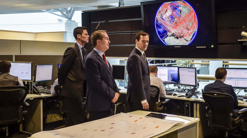 GCHQ gibt Twitter-Auftritt bekannt, Publikum lacht