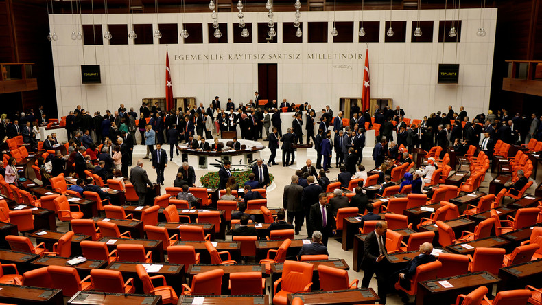 HDP-Mitvorsitzende Yüksekdag zu RT: „Die Türkei steht in einer organischen Verbindung zum IS“