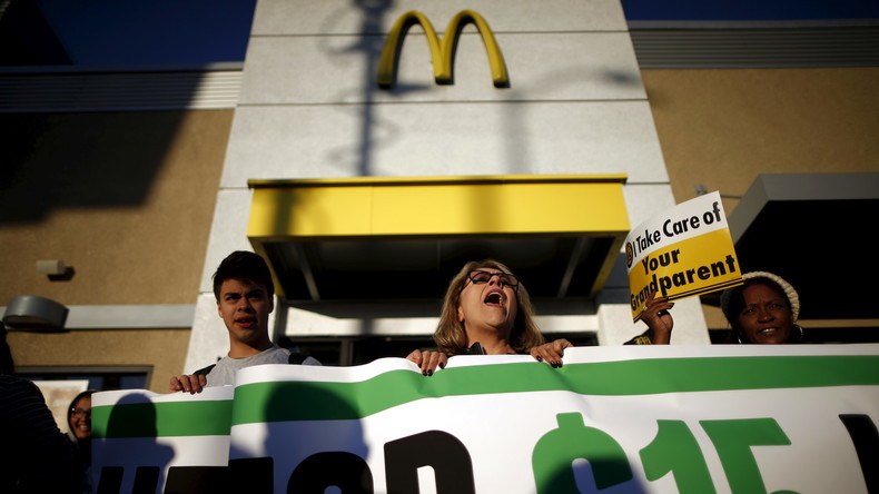 Live: McDonald's-Mitarbeiter marschieren zur Hauptversammlung in Chicago, USA