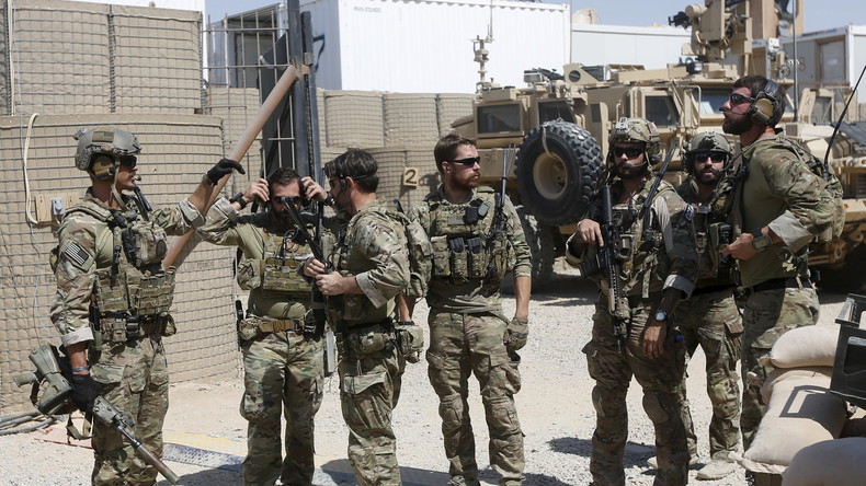 Filmaufnahmen aus Syrien zeigen: US-Soldaten mit YPG-Abzeichen in Kämpfe vor Rakka involviert