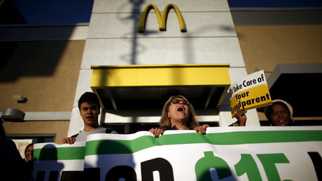 Live: McDonald's-Mitarbeiter marschieren zur Hauptversammlung in Chicago, USA