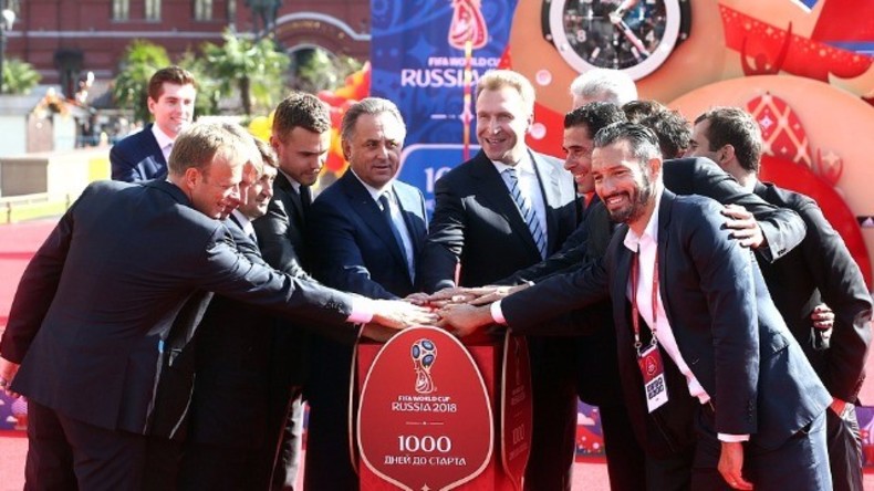 Live: Freundschaftsspiel russischer Sport-Promis mit FIFA-Präsident gegen Freiwillige der WM 2018