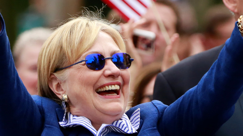 "No Comment" - Clinton dreht Reporter eiskalt den Rücken zu, nach Frage zu Goldman Sachs-Verbindung